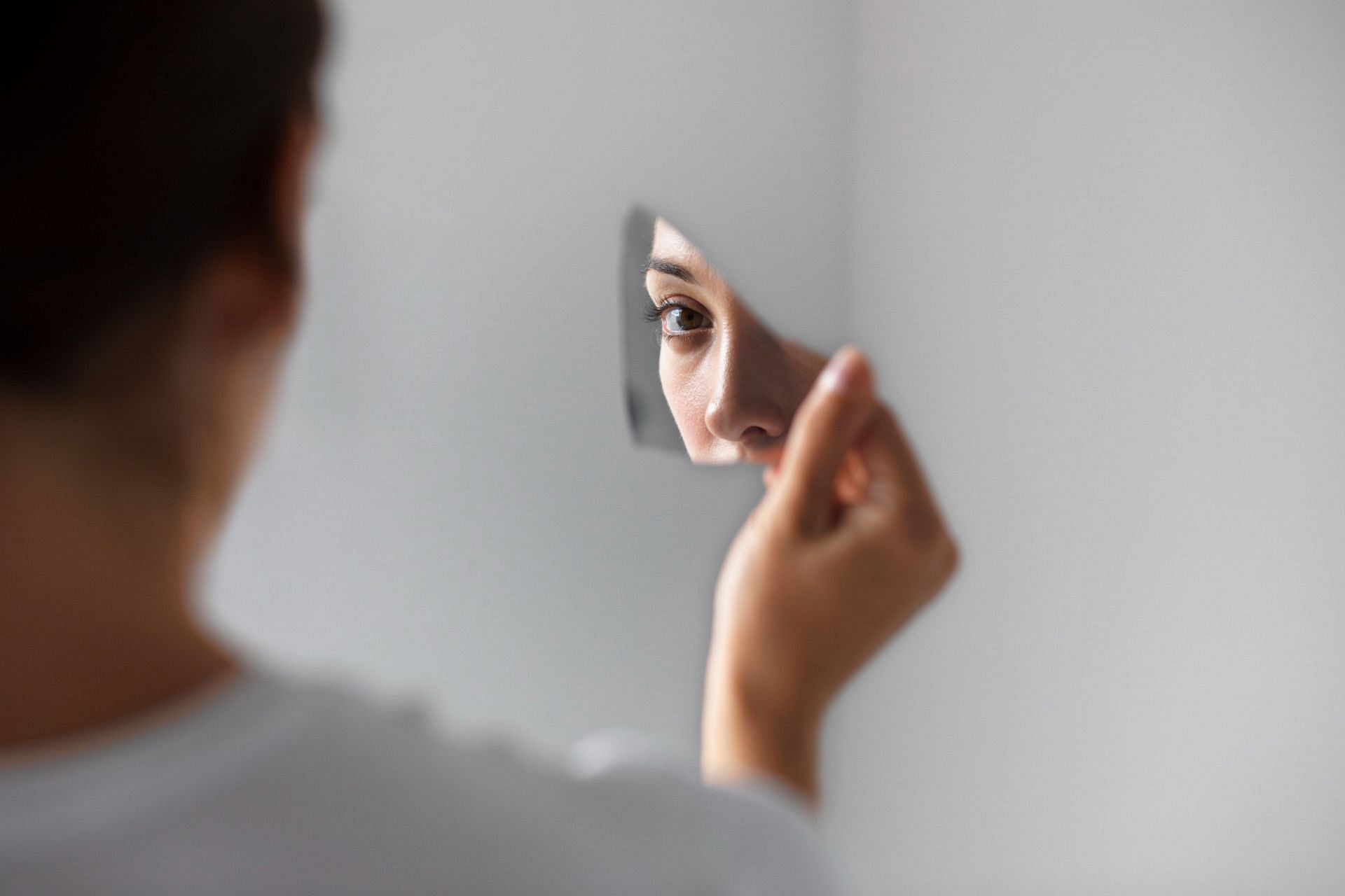 Bipolar disorder in women can present unique challenges. (Image via Freepik/ pikisuperstar)